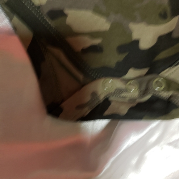 Woodland Creek Camouflage onesy W/ hat* booties/6-9 mo./Nwot - Picture 4 of 5